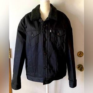 Levi’s Sherpa lined jacket. Dark gray in color. Size medium.